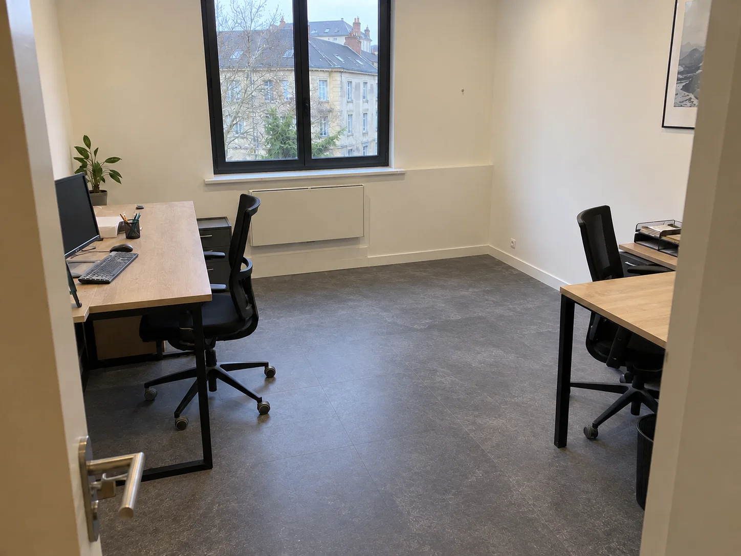 Photo réelle : bureau nettoyé après travaux légers