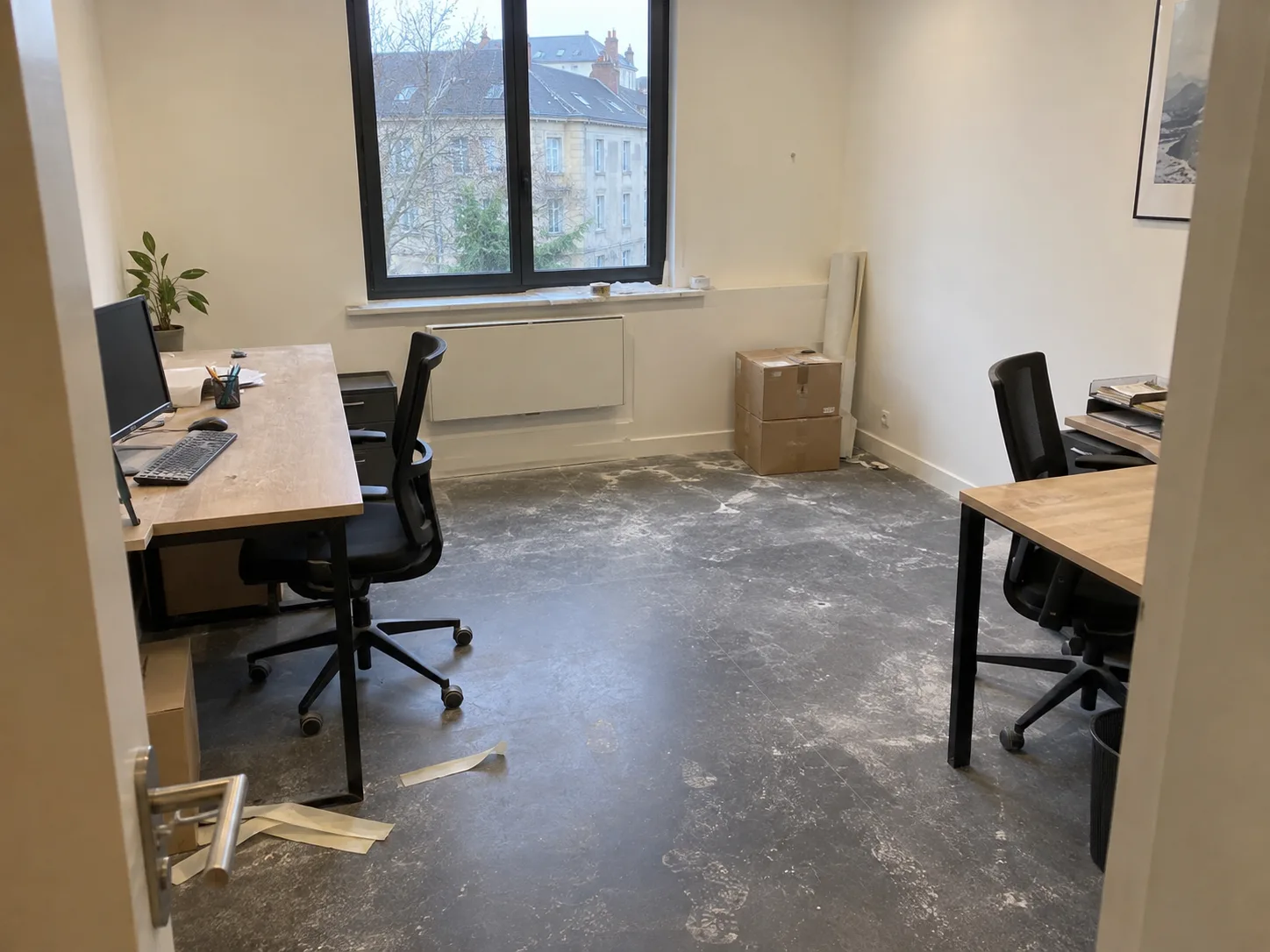 Photo réelle : poussières et traces de chantier dans un bureau avant nettoyage