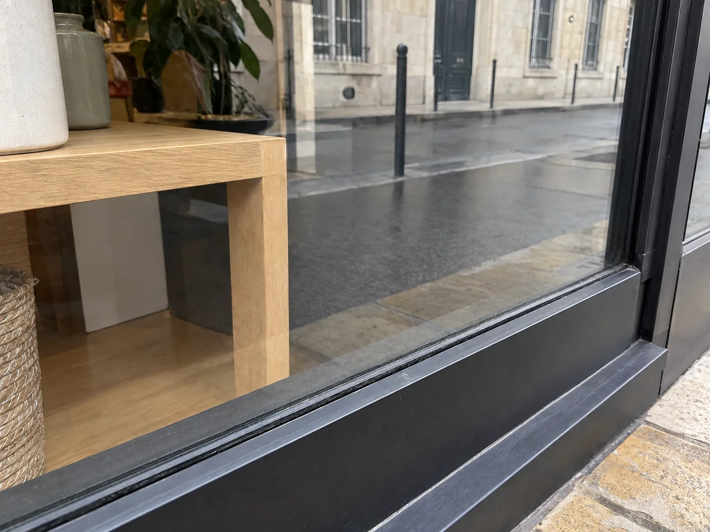 Photo réelle : vitrine et encadrements après nettoyage