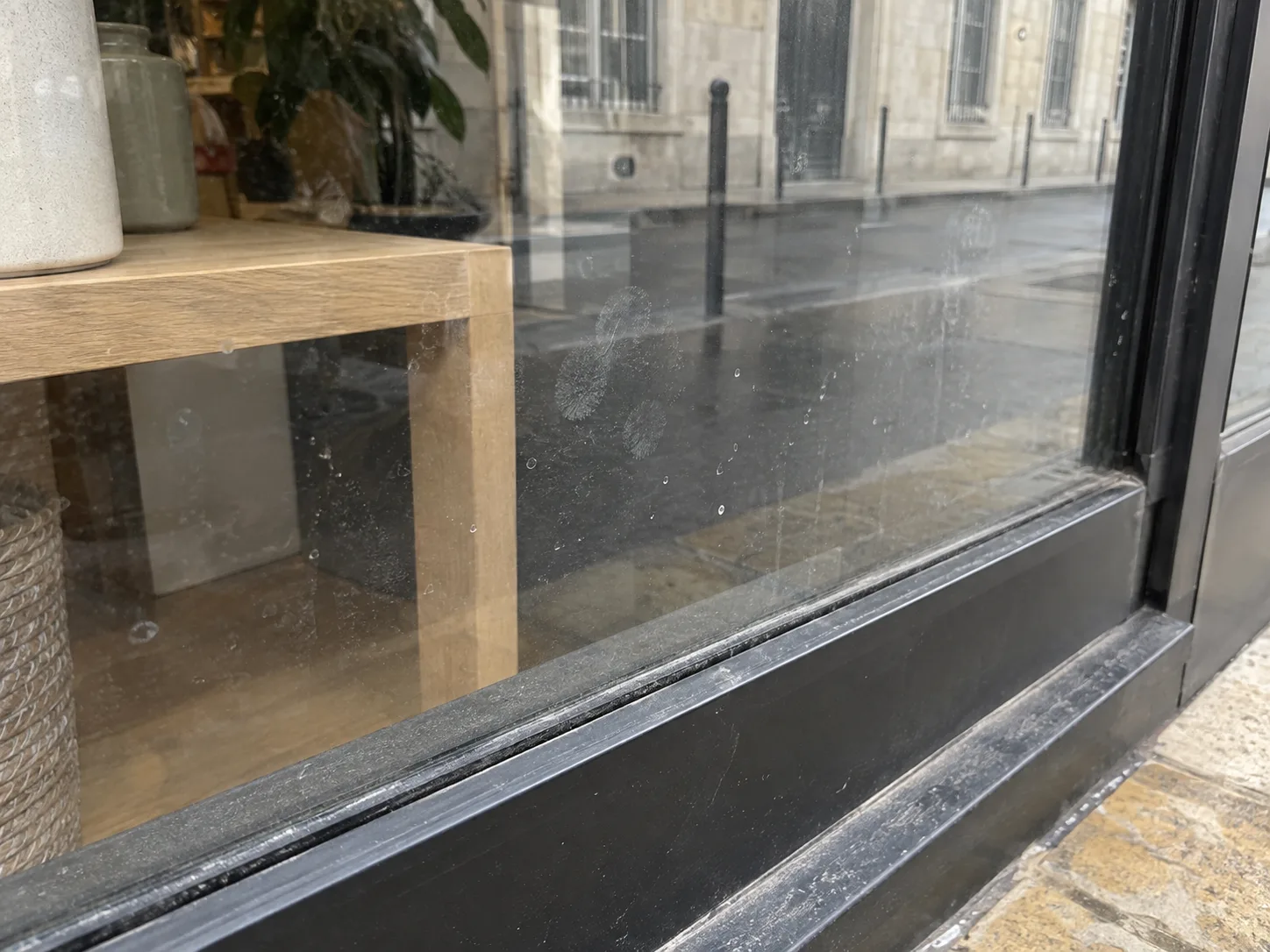 Photo réelle : vitrine et encadrements avant nettoyage
